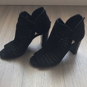 Vince Camuto Size 6.5 Booties